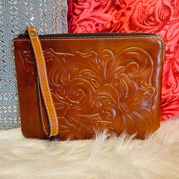 Patricia Nash Handbags - PATRICIA NASH 💕 Florence Tan Cassini Wristlet